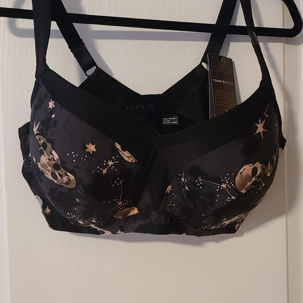 Torrid Active Black with Skulls underwire sports bra 42DD NWT